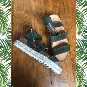 Cute sandals never worn!